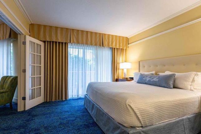 Lago Mar Fort Lauderdale standard room 1 king bed